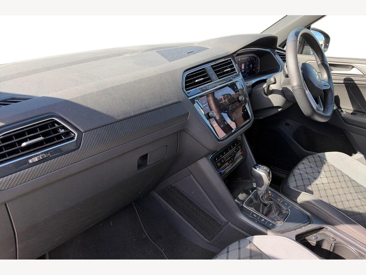 2024 Volkswagen Tiguan 2.0 TDI Black Edition DSG Euro 6 (s/s) 5dr — photo 2