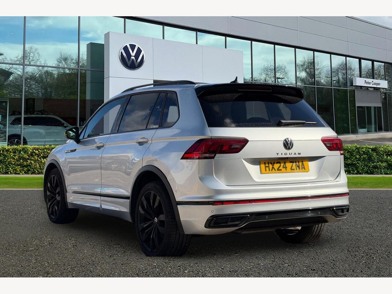 2024 Volkswagen Tiguan 2.0 TDI Black Edition DSG Euro 6 (s/s) 5dr — photo 3