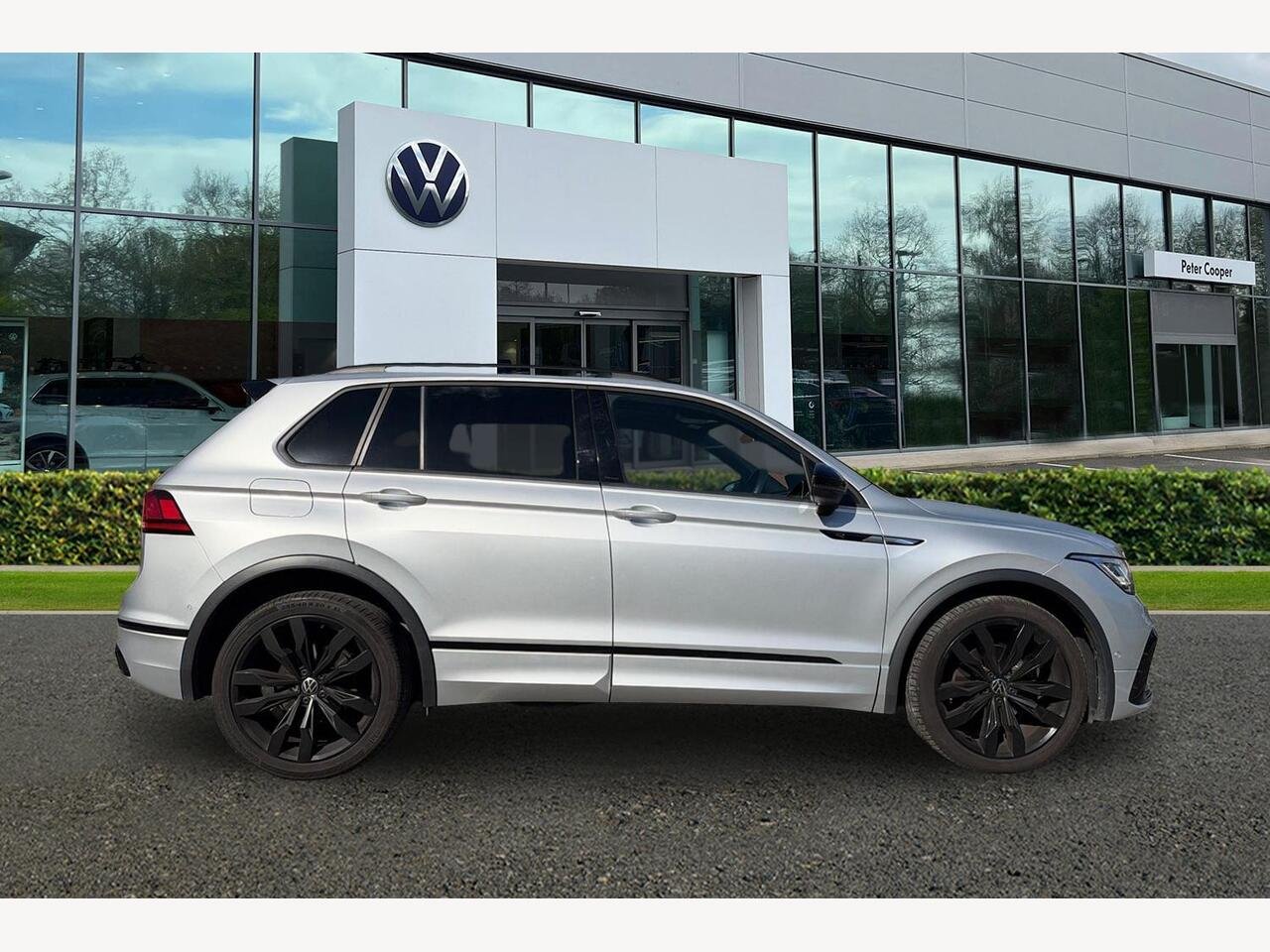 2024 Volkswagen Tiguan 2.0 TDI Black Edition DSG Euro 6 (s/s) 5dr — photo 4