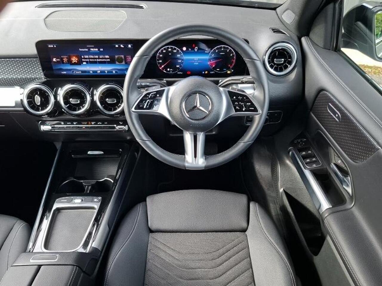 2025 Mercedes-Benz GLB 1.3 GLB200h MHEV Sport (Executive) 7G-DCT Euro 6 (s/s) 5dr — photo 8